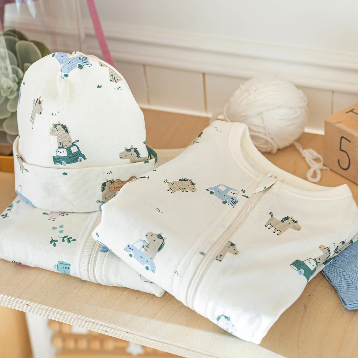 Bavoir crème à motifs de chevaux et voitures, naissance - Image 2