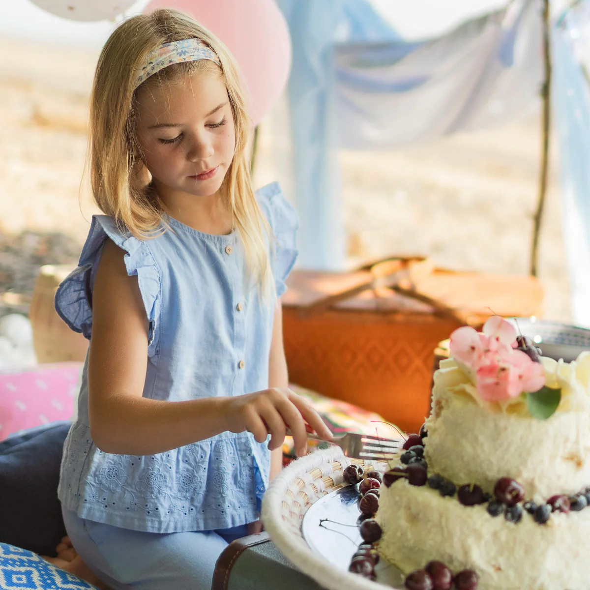 Blouse bleue avec broderie anglaise, enfant - Image 2