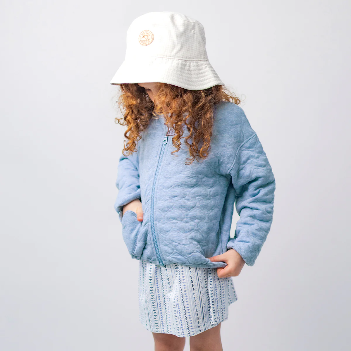 Blouson bleu avec matelassé de cœurs, enfant - Image 2