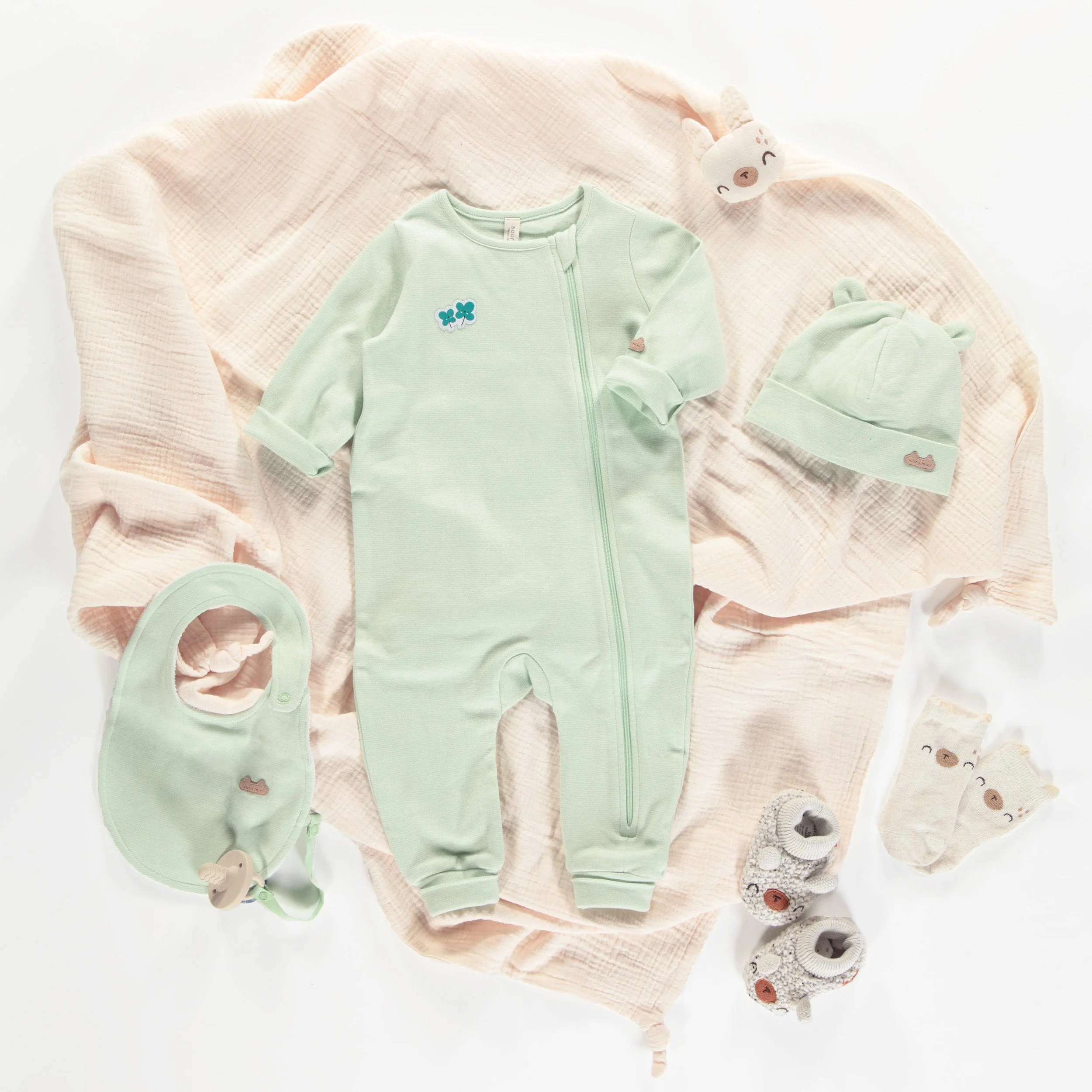 Bonnet à minces rayures vertes et crèmes en coton biologique, naissance - Image 2