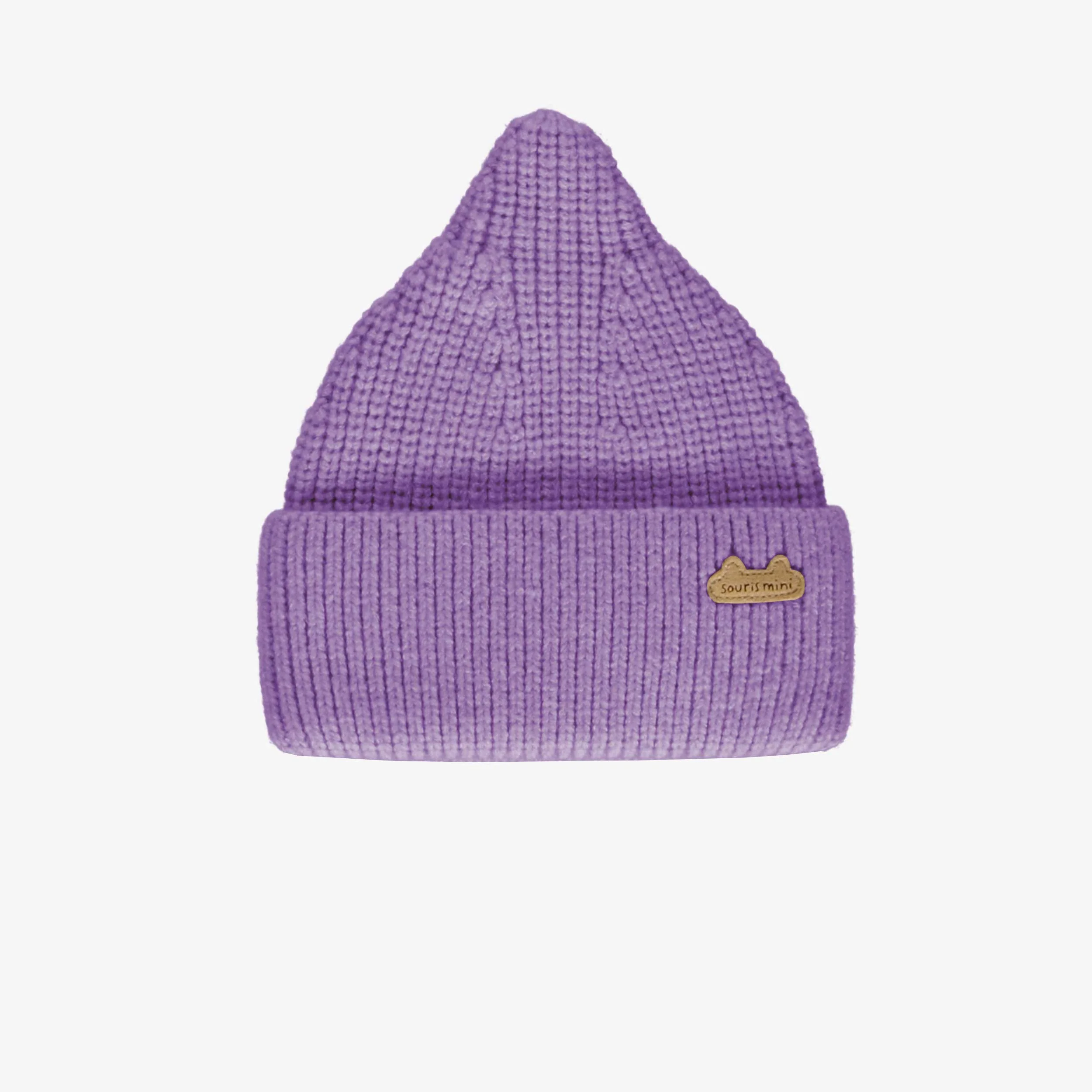 Bonnet mauve en doux tricot, naissance