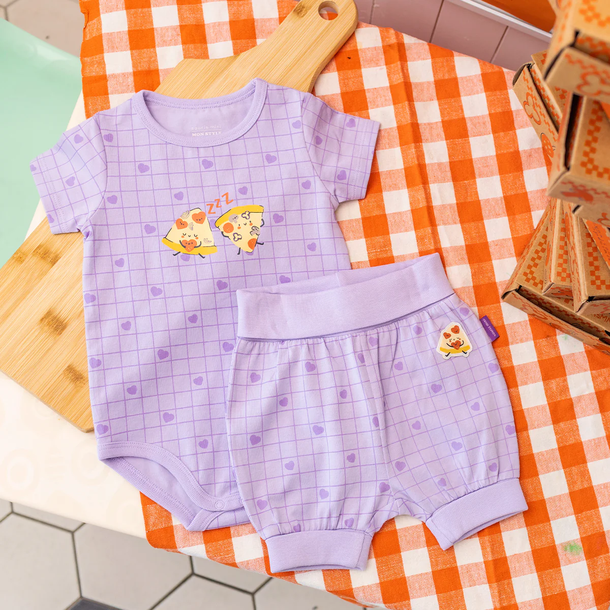 Cache-couche mauve avec cœurs et illustration pizza, bébé - Image 2