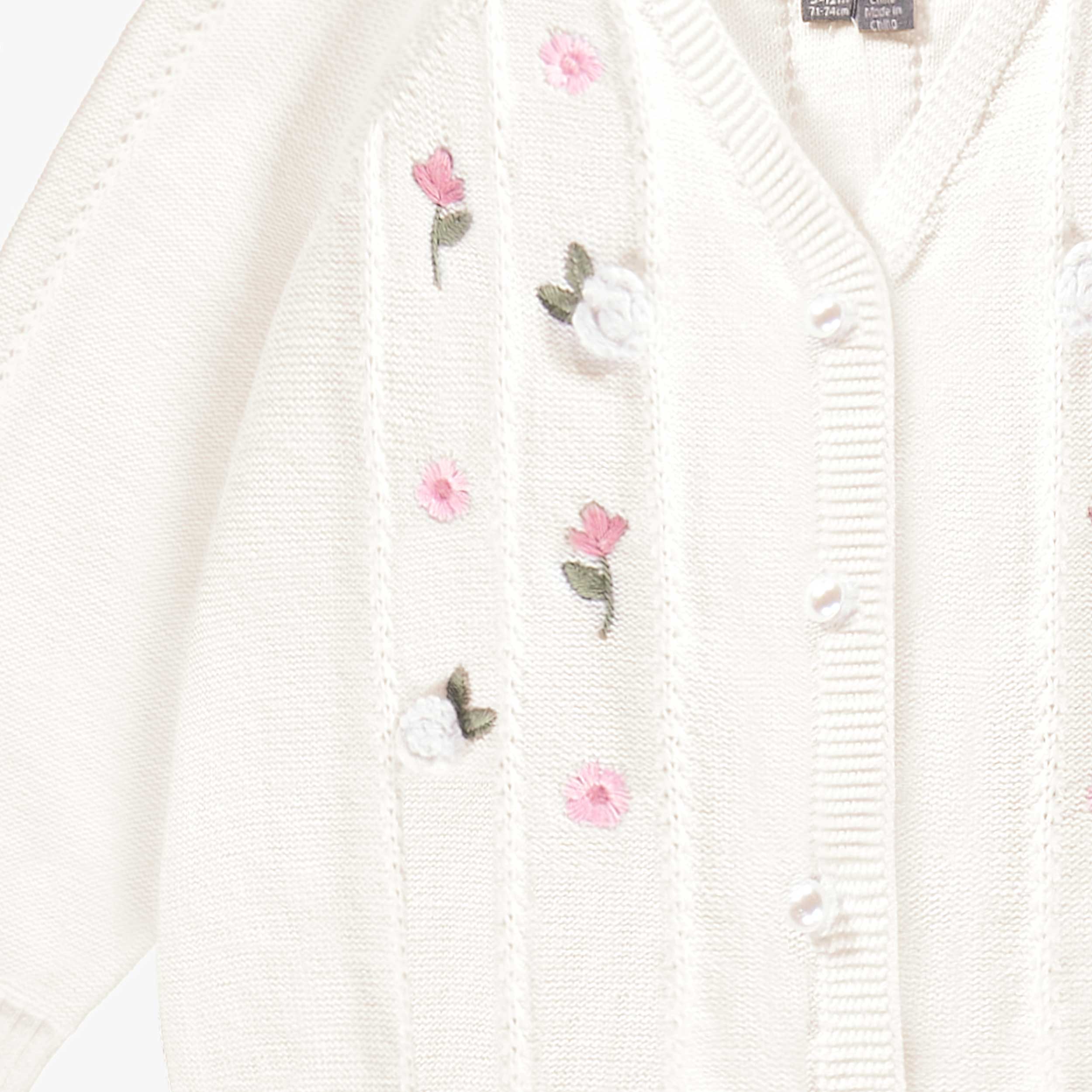 Cardigan blanc en tricot avec détails ajourés et fleurs crochetées, bébé - Image 2