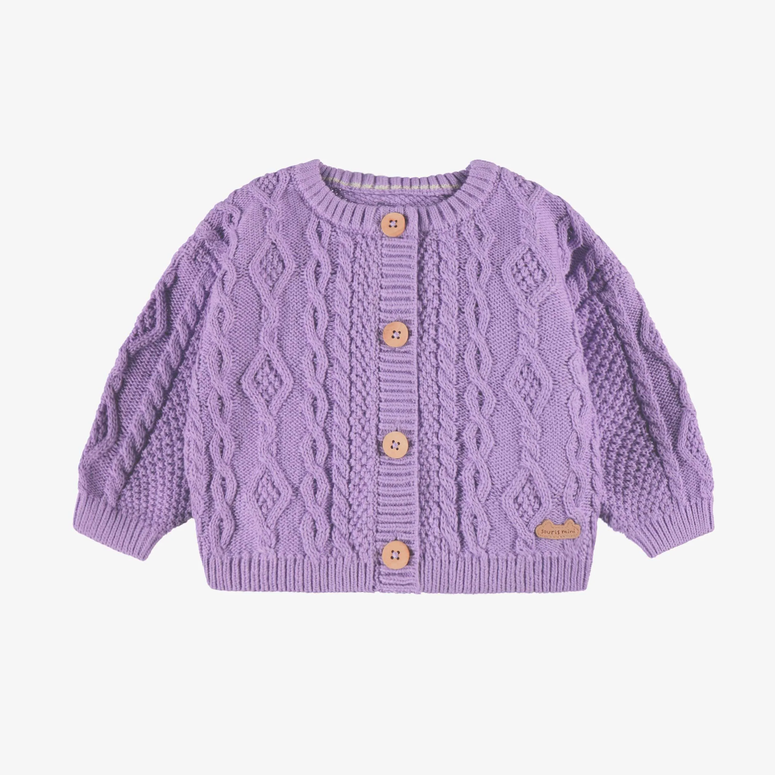 Cardigan mauve en tricot torsadé, naissance