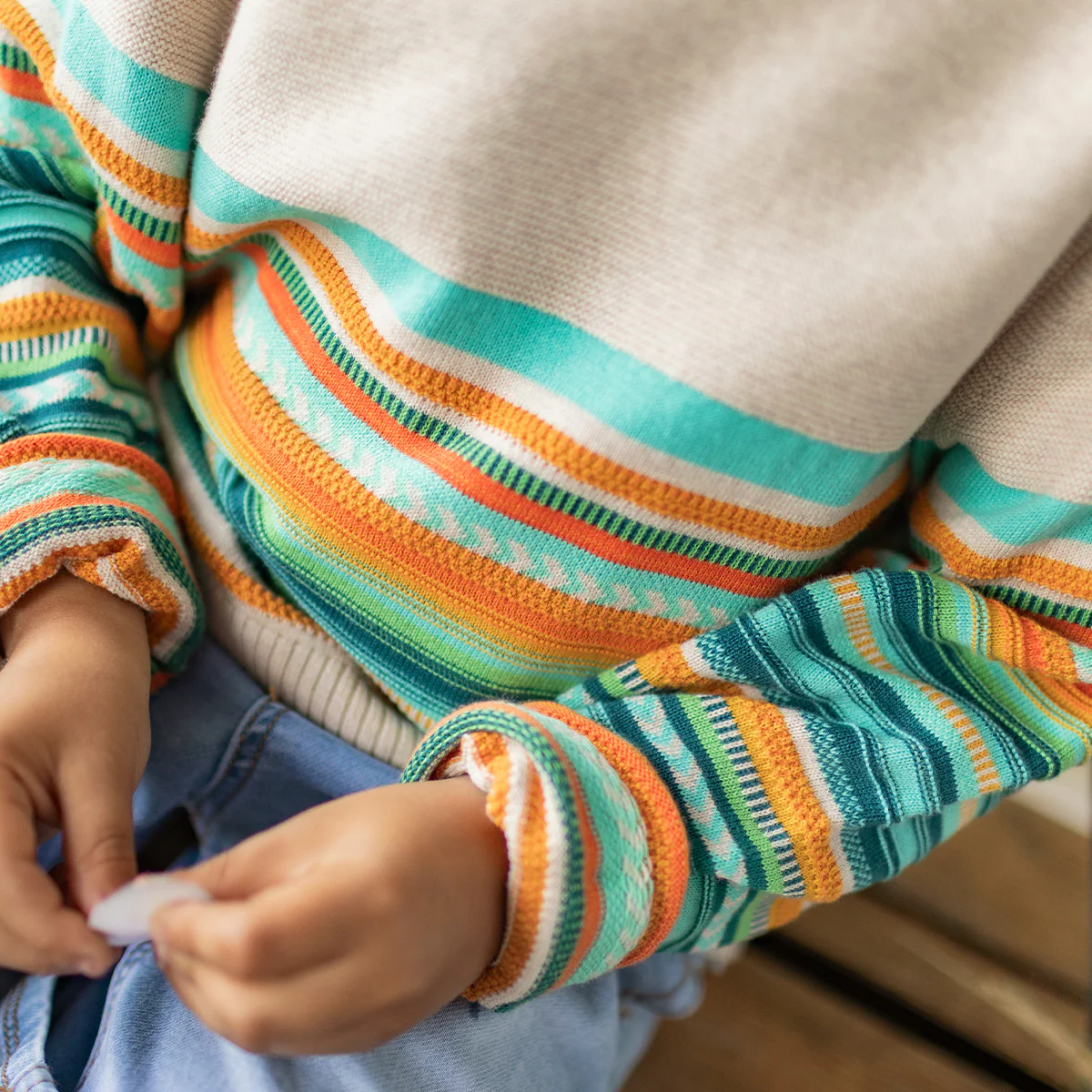 Chandail beige en tricot avec rayures colorées, enfant - Image 3