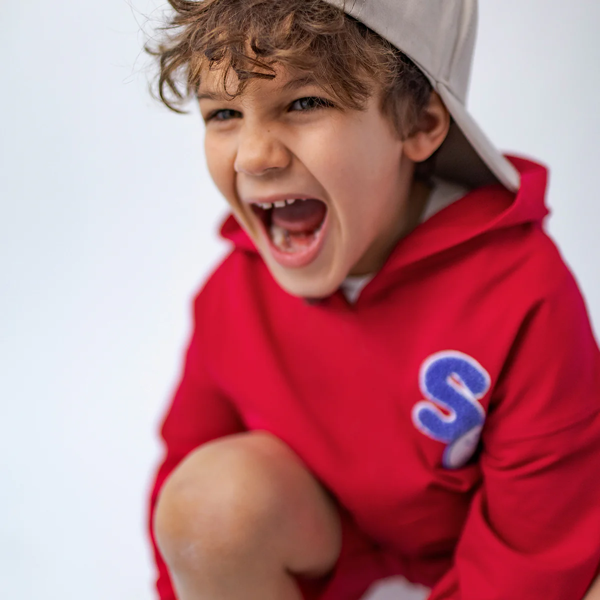 Chandail à capuchon rouge, enfant - Image 2