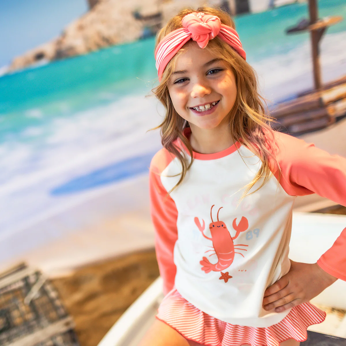 Chandail de bain rose corail et crème avec illustration, enfant || Coral pink and cream rashguard wi - Image 2