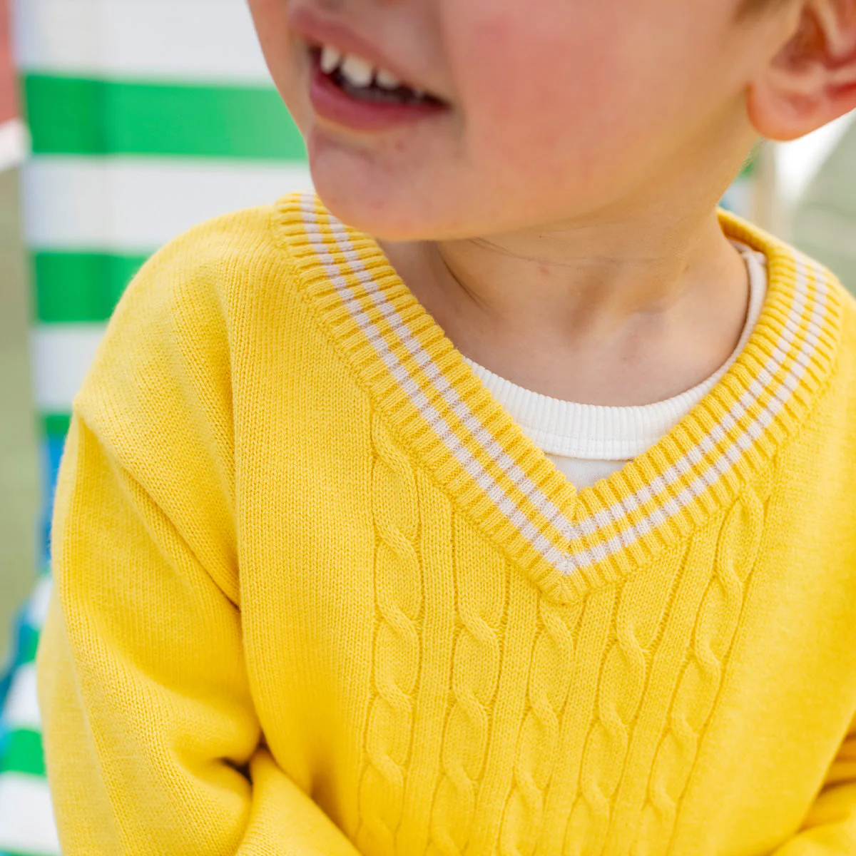 Chandail en tricot jaune col V, bébé - Image 3