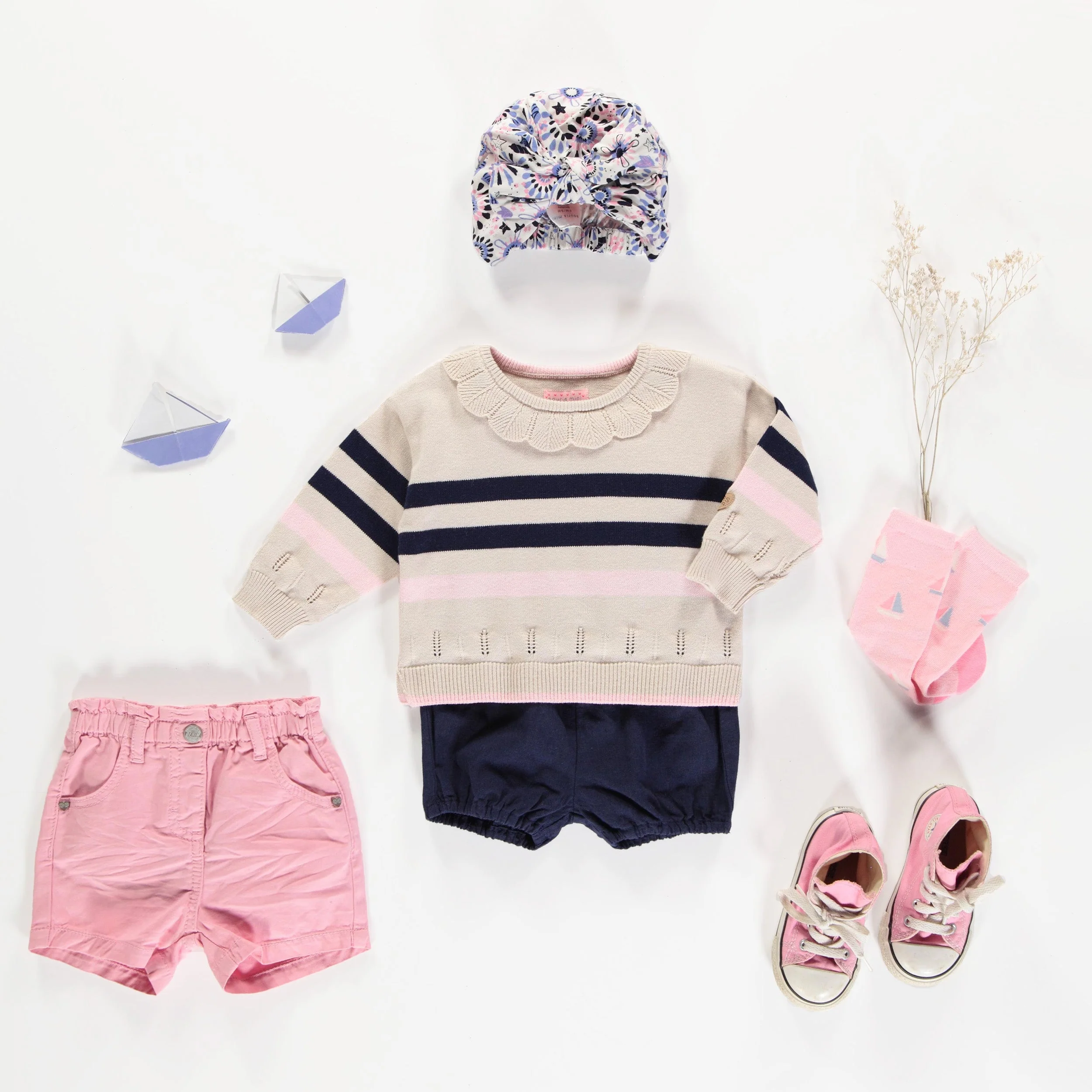 Chapeau blanc avec torsade à motifs de fleurs de couleur mauve et rose, bébé - Image 2