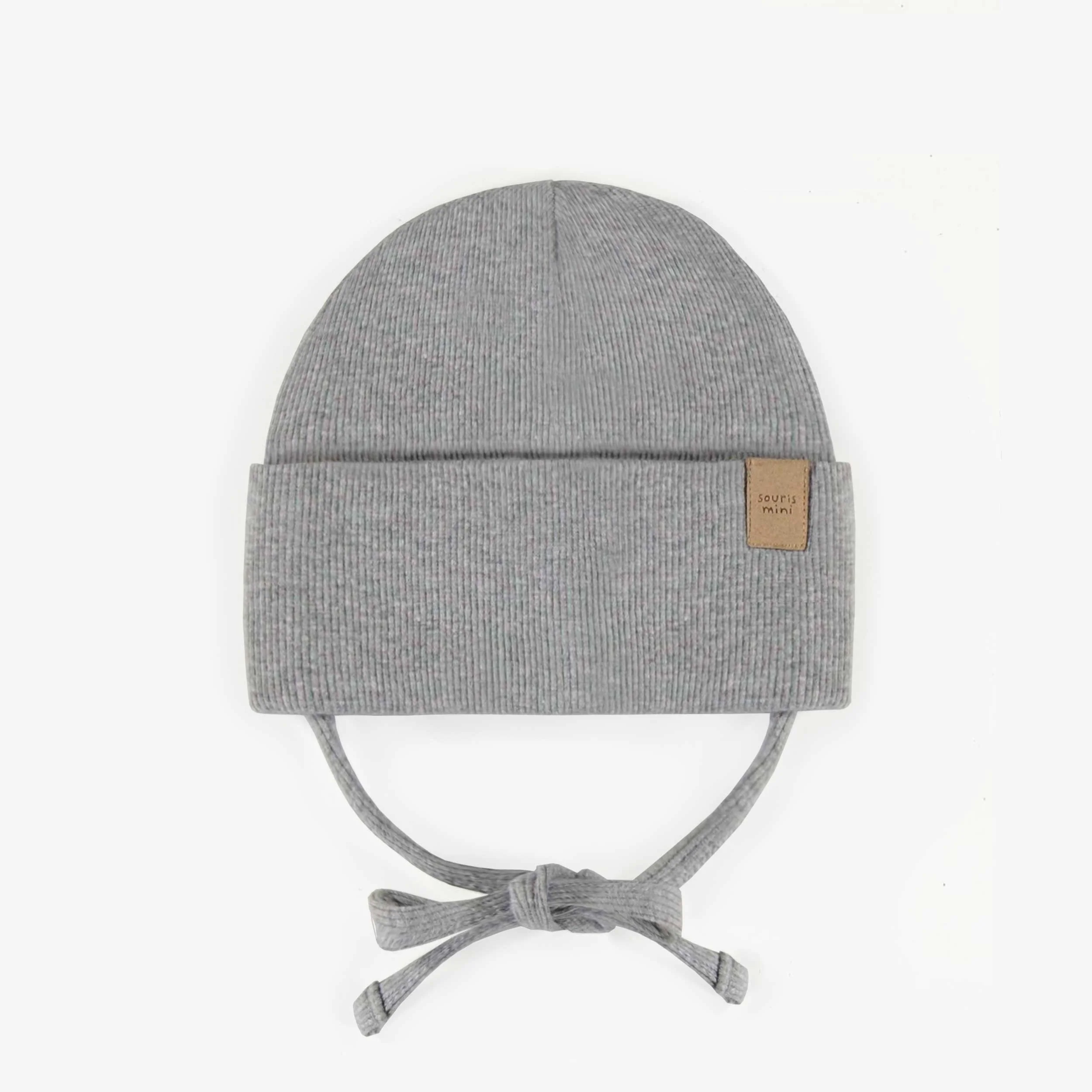 Chapeau gris d’extérieur avec cordons en tricot côtelé, bébé