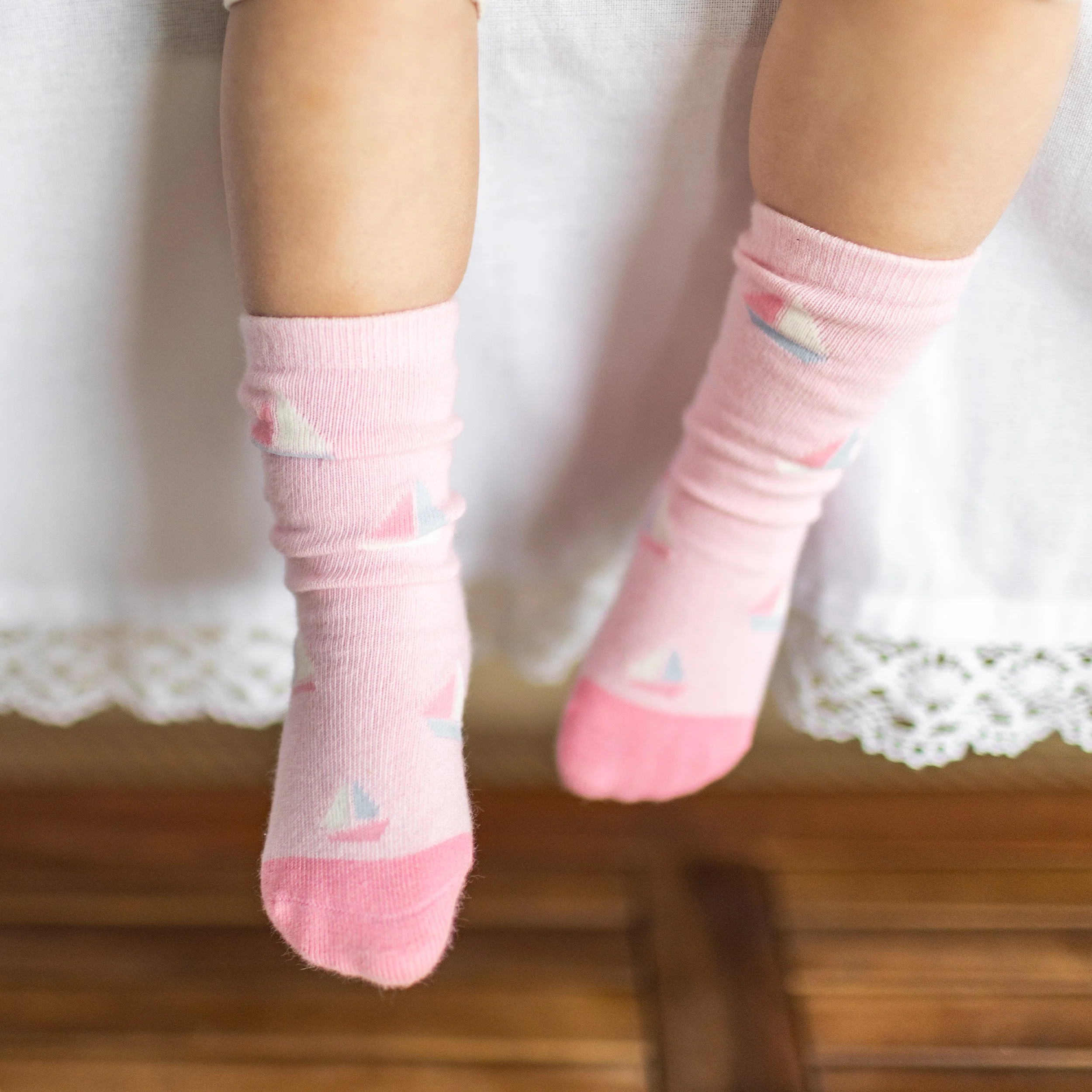 Chaussettes rose pâle avec motifs de voiliers, bébé - Image 2
