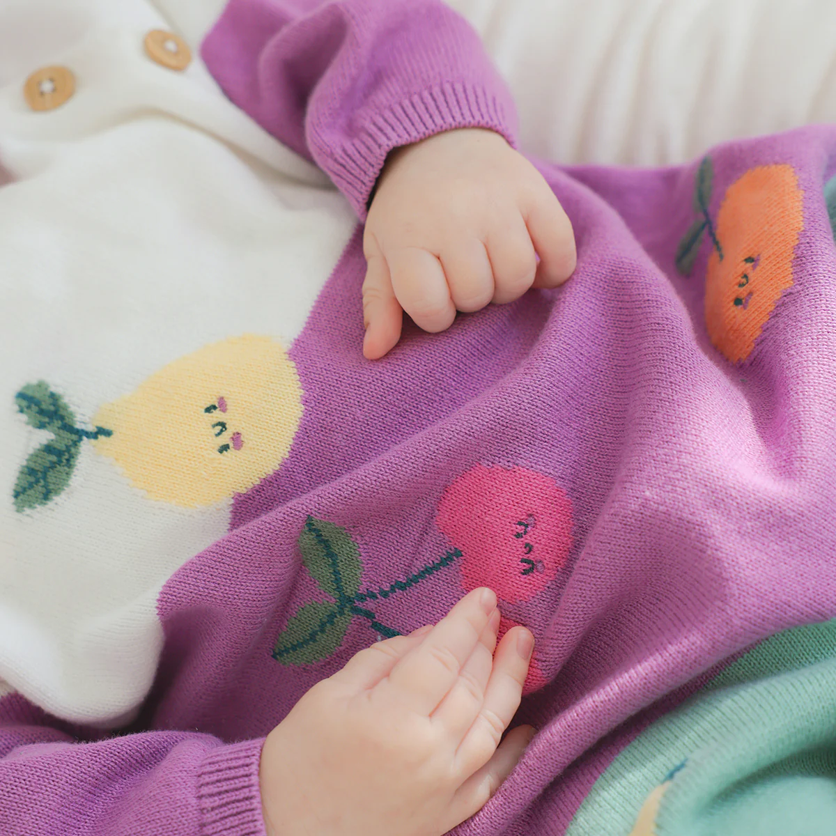 Combinaison crème, mauve et turquoise en tricot avec motifs fruités, naissance - Image 3
