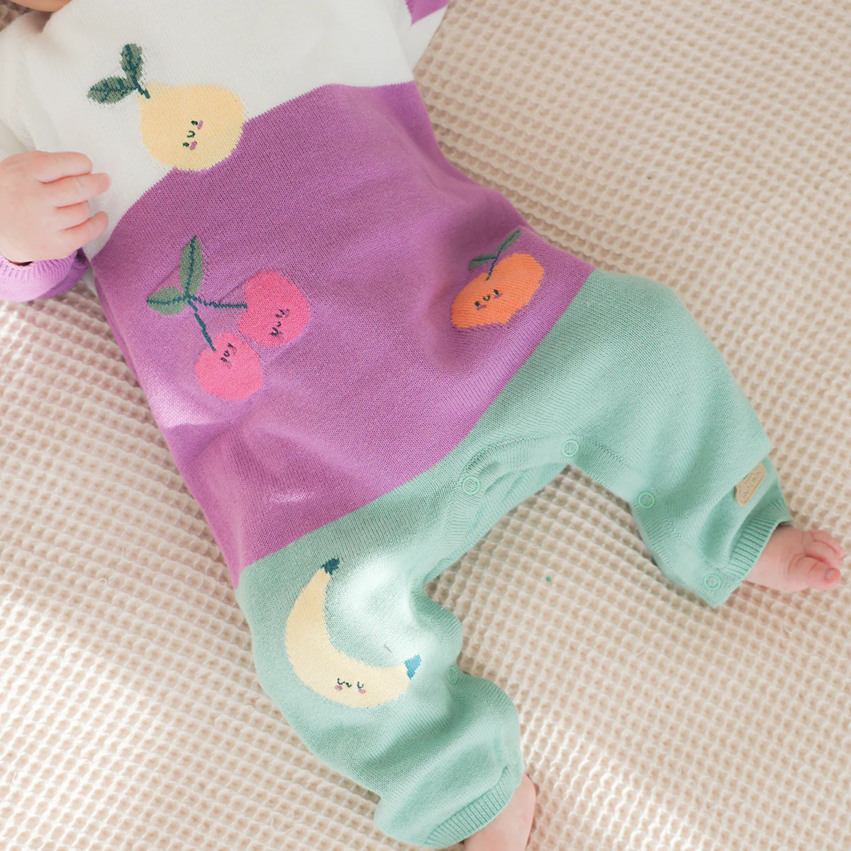 Combinaison crème, mauve et turquoise en tricot avec motifs fruités, naissance - Image 4