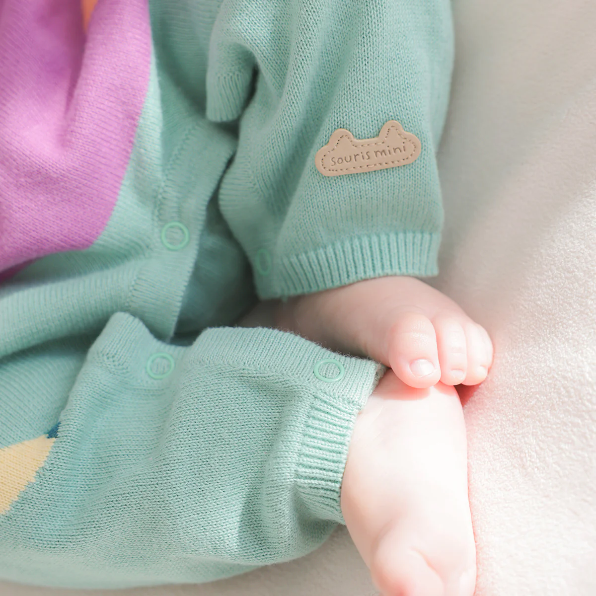 Combinaison crème, mauve et turquoise en tricot avec motifs fruités, naissance - Image 6