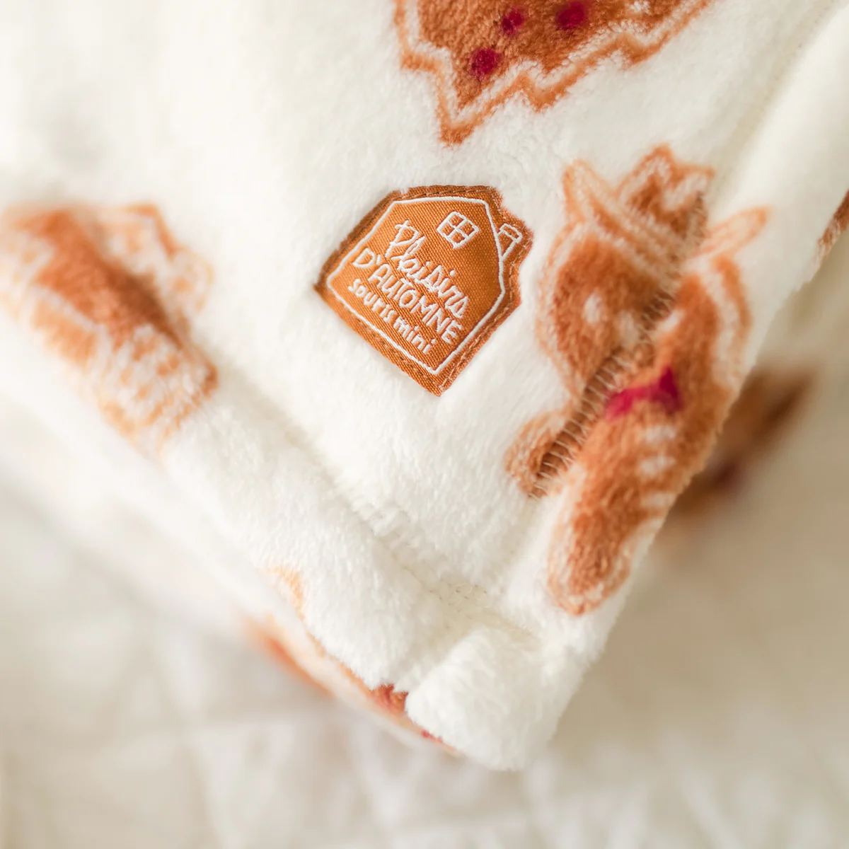 Couverture en peluche crème à motifs pain d’épices - Image 3