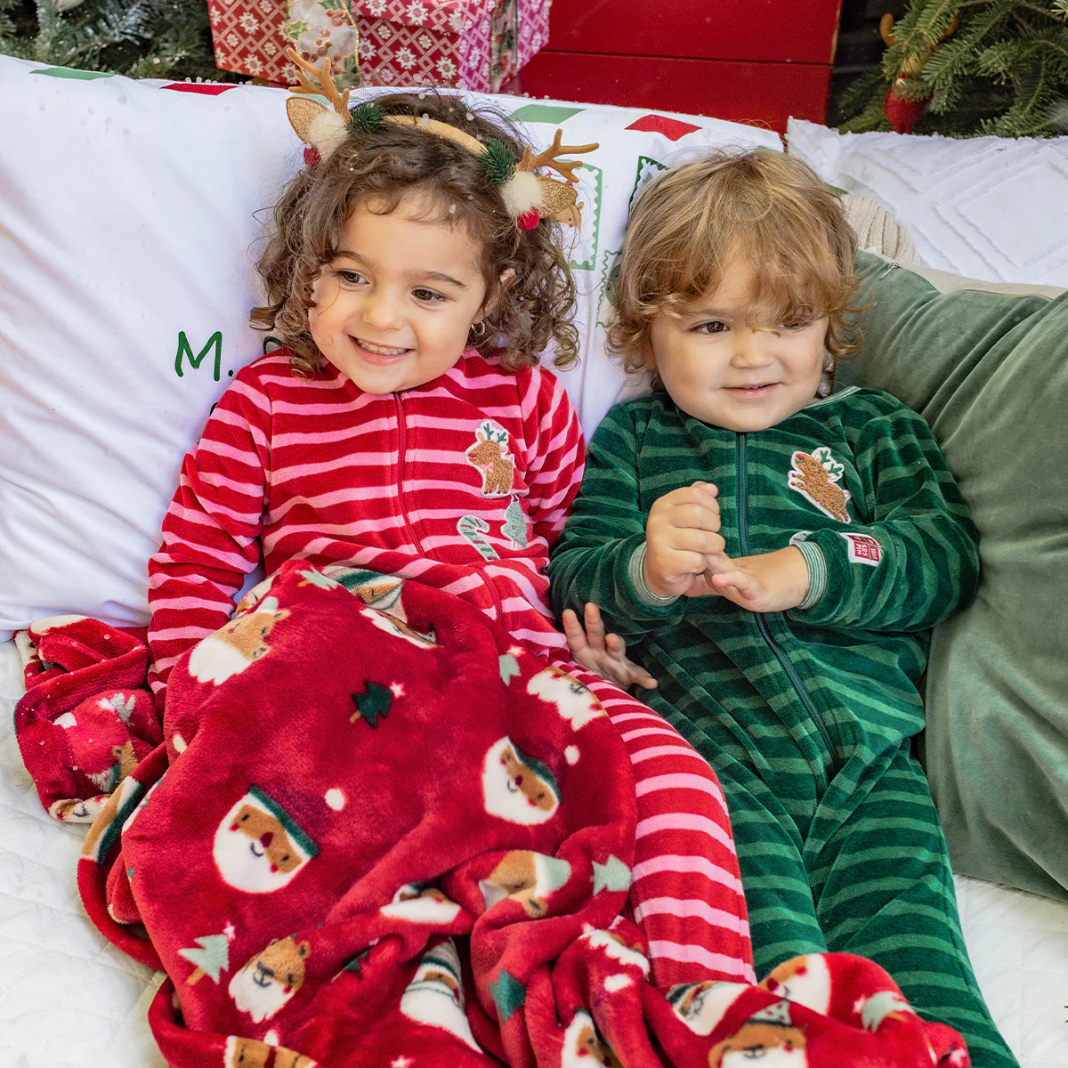 Couverture rouge en peluche avec motifs des Fêtes, enfant - Image 4