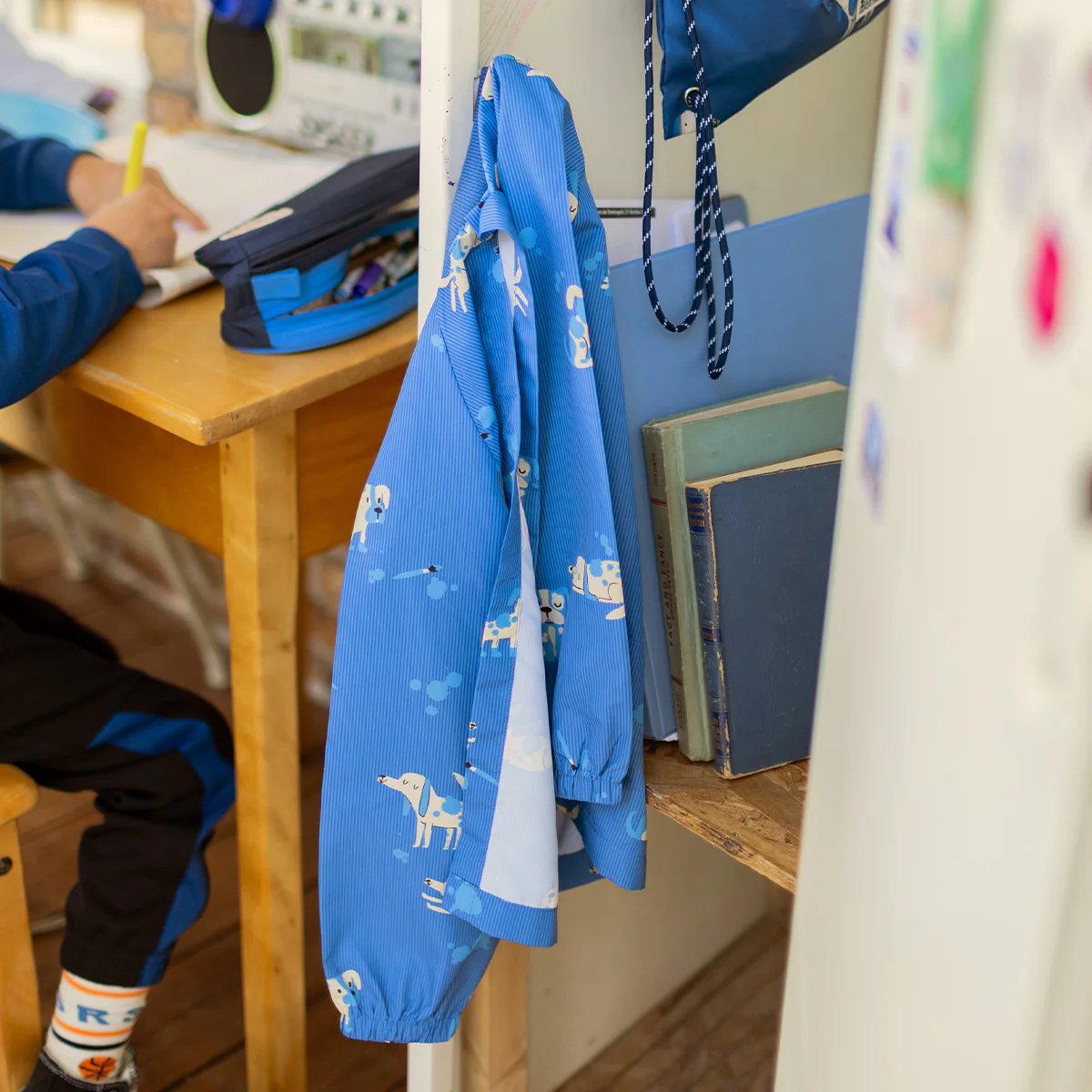 Couvre-tout bleu à rayures et motifs de chiens, enfant - Image 3