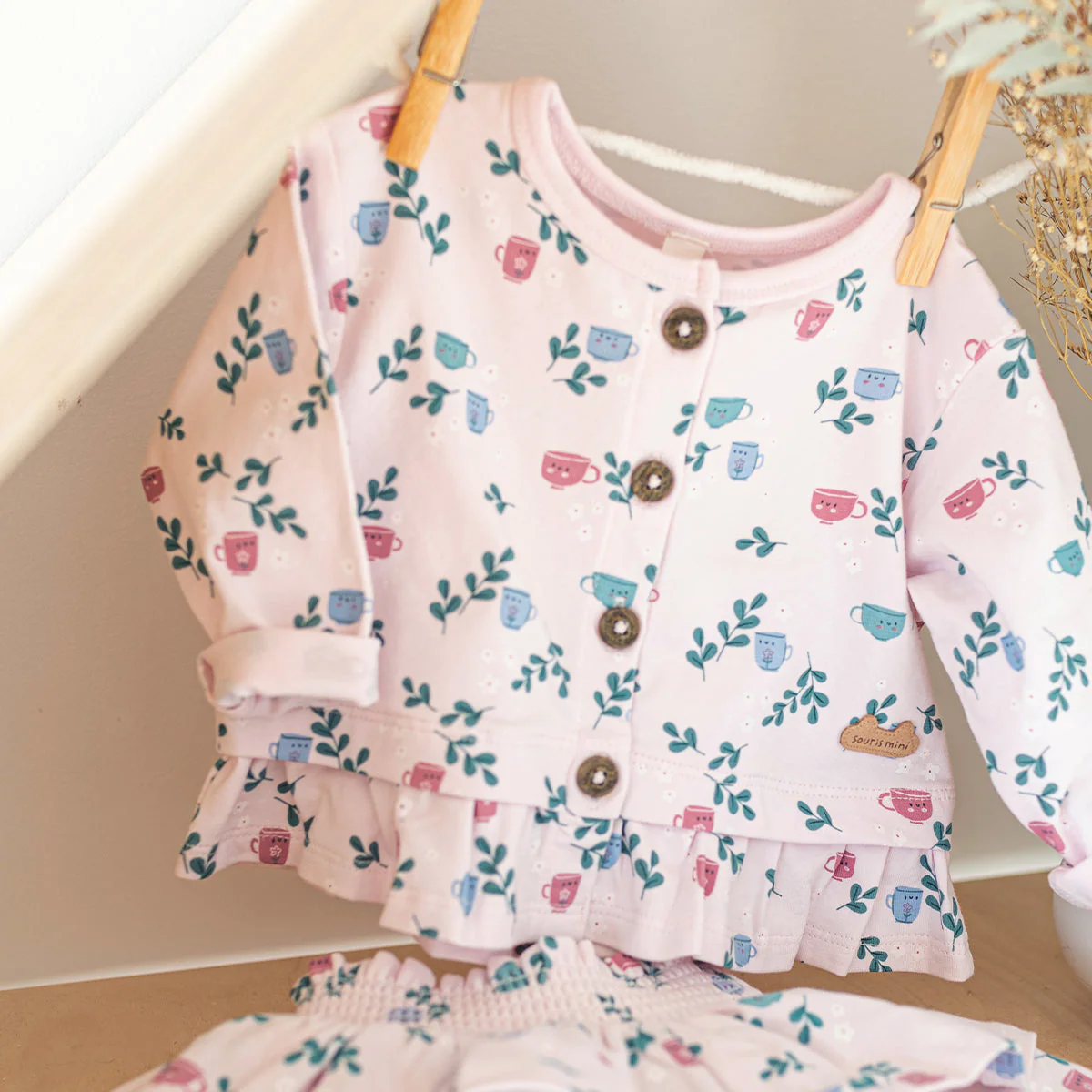 Ensemble deux pièces rose en jersey extensible à motifs de tasses, naissance - Image 5