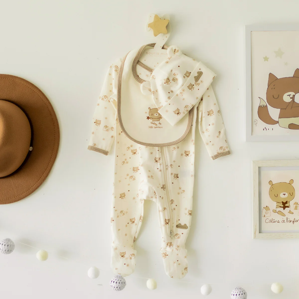 L’ensemble pyjama, bavoir et chapeau crème et beige, naissance - Image 3