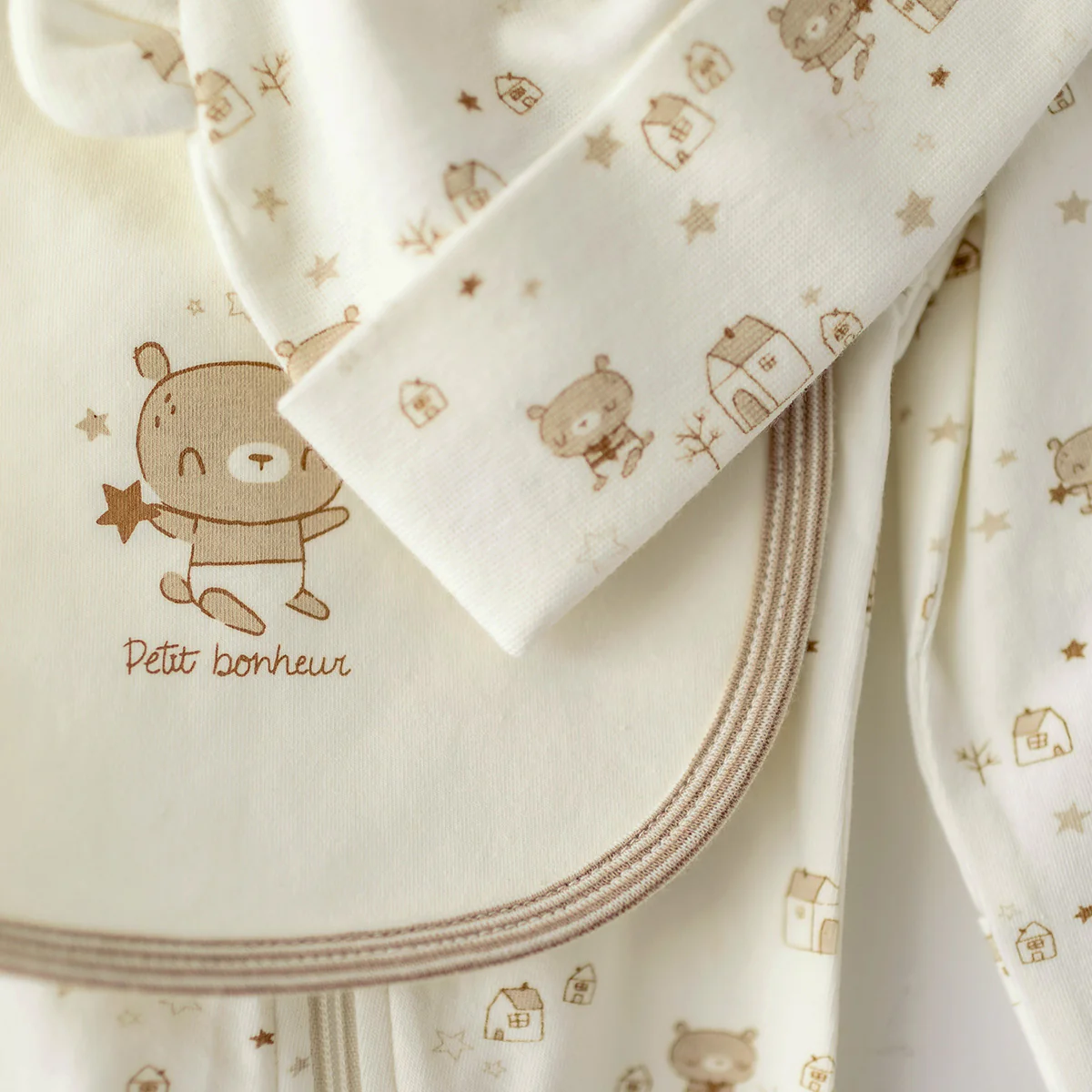 L’ensemble pyjama, bavoir et chapeau crème et beige, naissance - Image 4