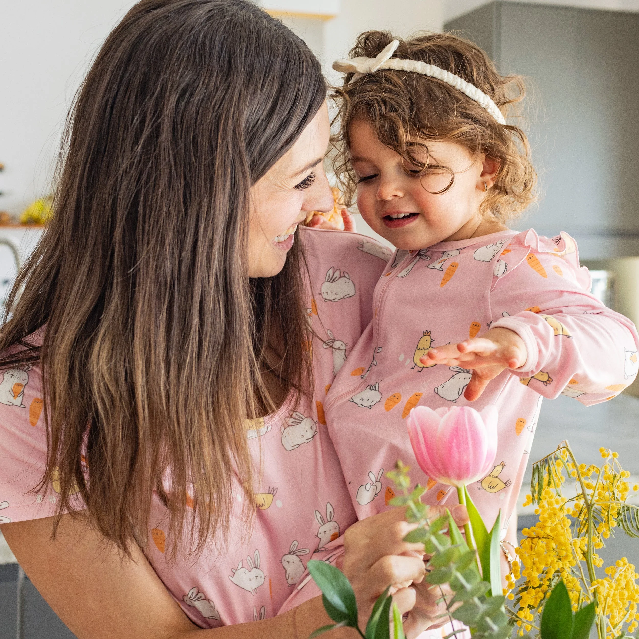 Haut de pyjama rose avec motif de lapins et de poulets, adulte - Image 3