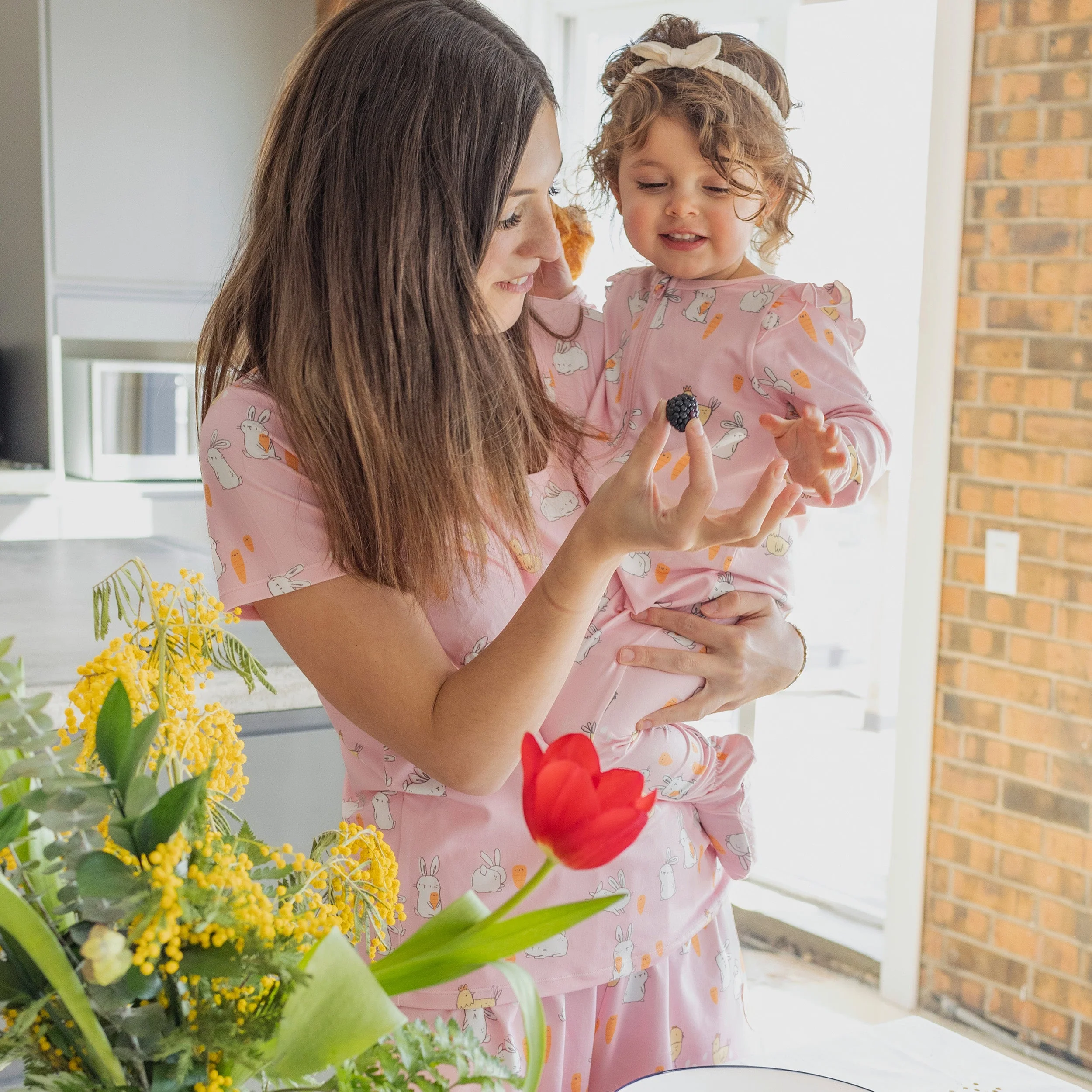 Haut de pyjama rose avec motif de lapins et de poulets, adulte - Image 4