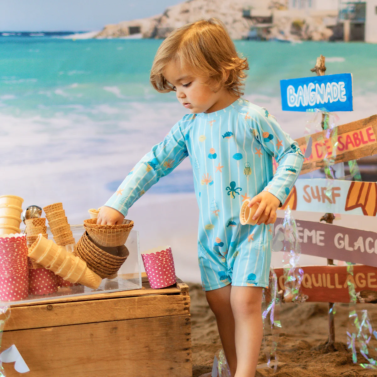 Maillot de bain une pièce bleu avec rayures et motifs, bébé - Image 2