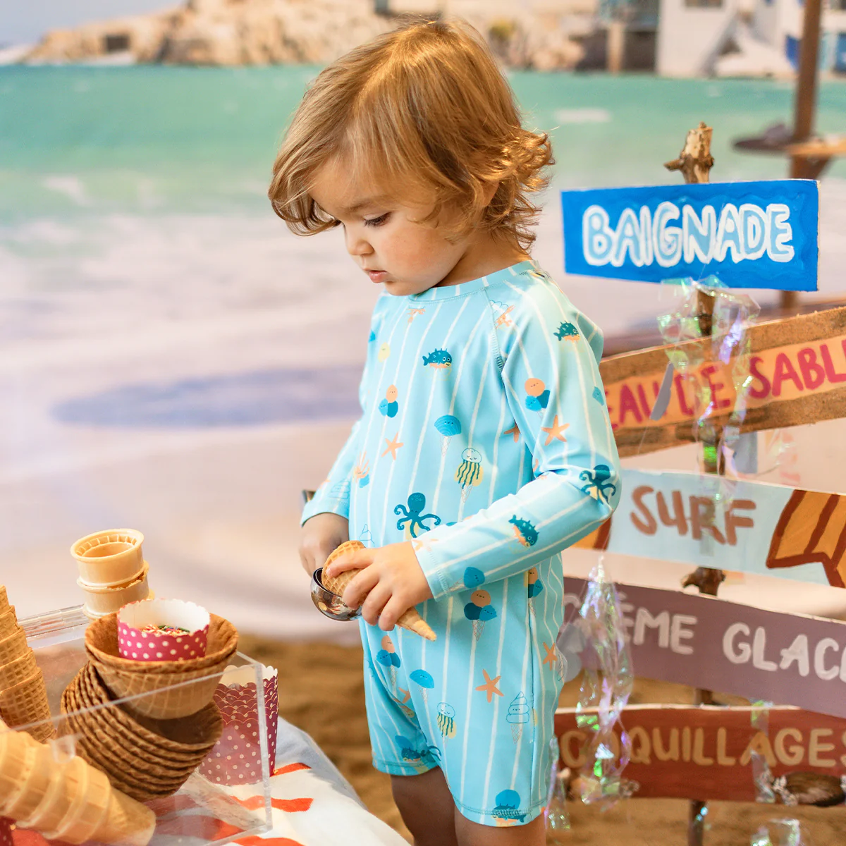 Maillot de bain une pièce bleu avec rayures et motifs, bébé - Image 3