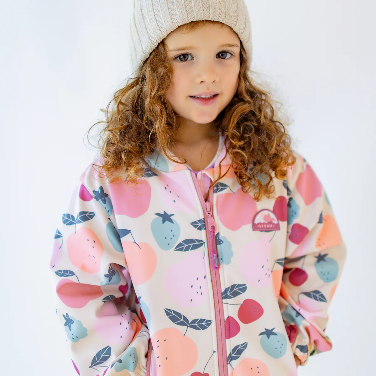 Manteau beige en coquille souple avec motifs de fruits, enfant - Image 3