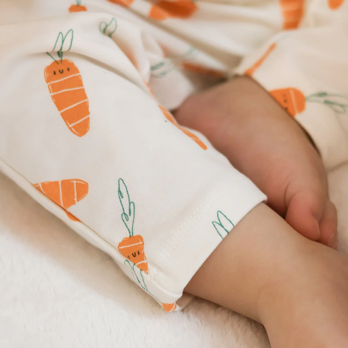 Pantalon crème à motifs de carottes, naissance - Image 3