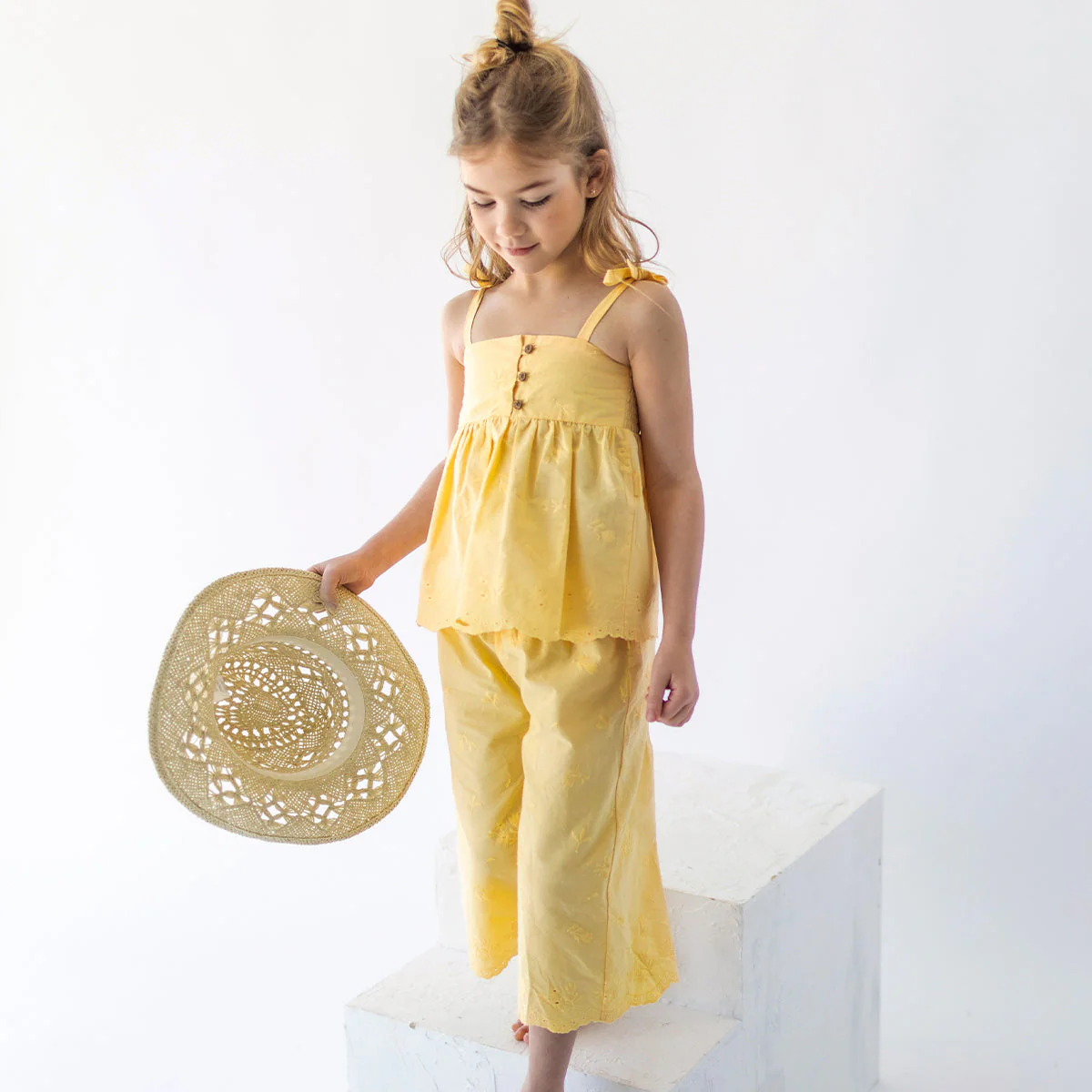 Pantalon jaune à broderies, enfant - Image 2