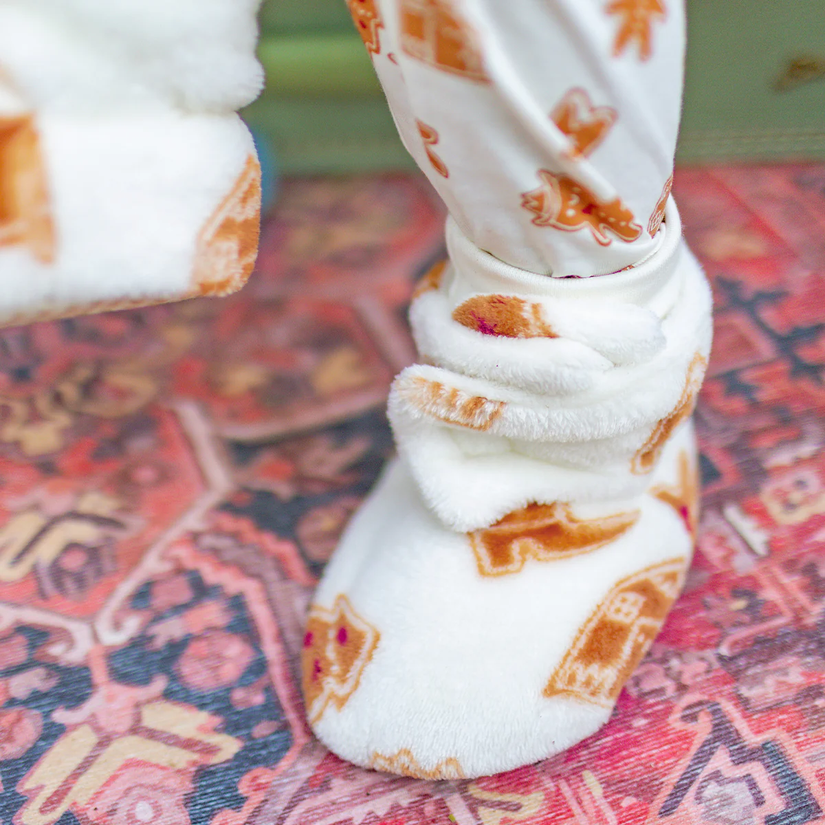 Pantoufles crème à motifs pain d’épices, bébé - Image 2
