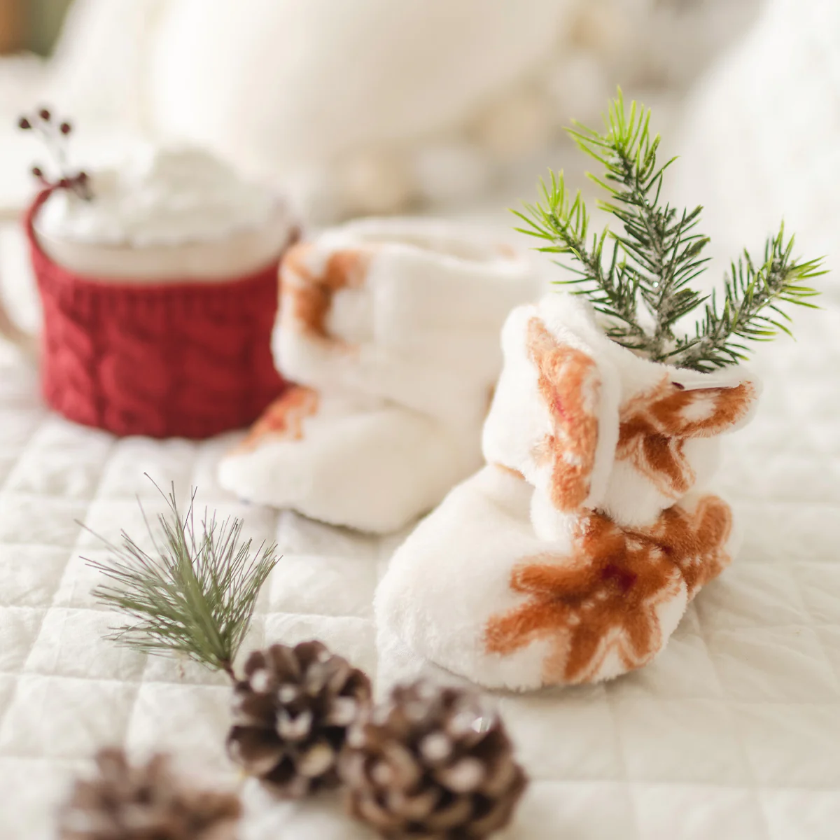 Pantoufles crème à motifs pain d’épices, bébé - Image 3