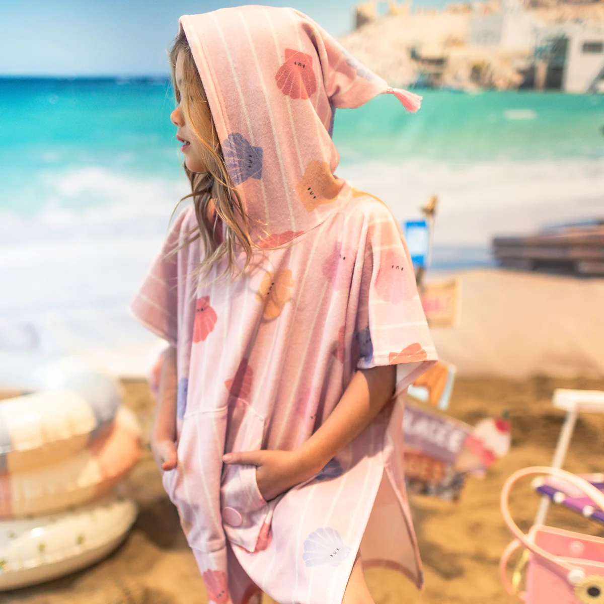 Poncho de plage rose avec rayures et coquillages, enfant - Image 3