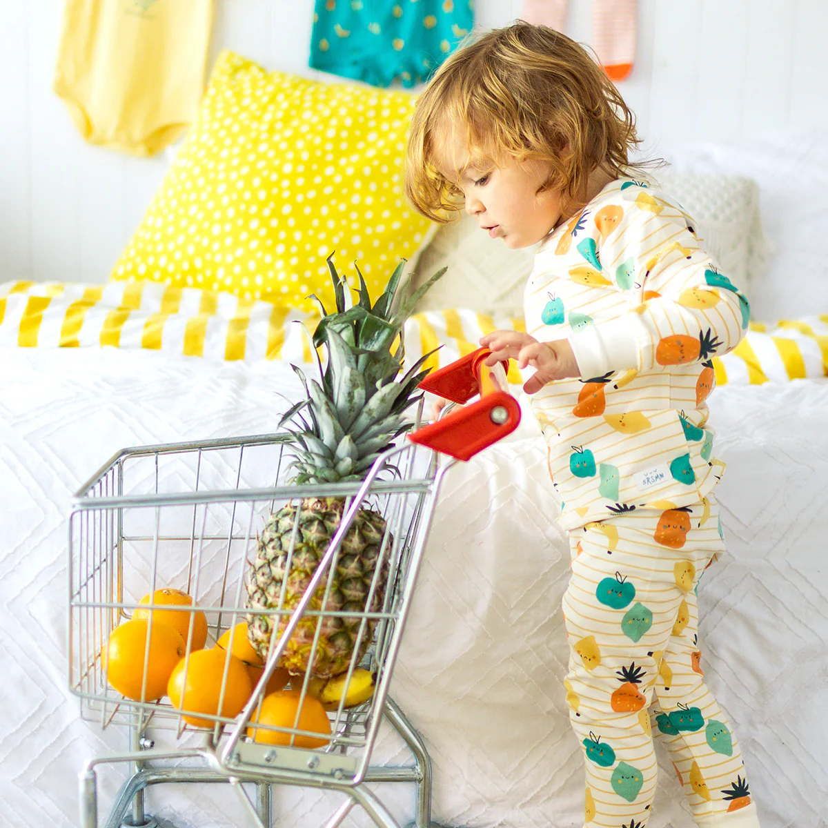 Pyjama deux pièces crème à rayures et motifs de fruits, bébé - Image 3
