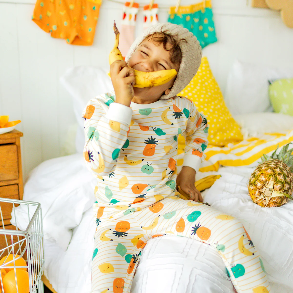 Pyjama deux pièces crème à rayures et motifs de fruits, enfant - Image 2