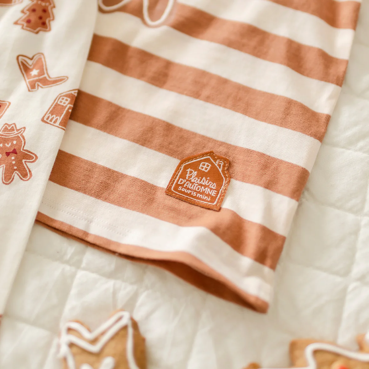 Pyjama deux pièces crème à rayures et motifs pain d’épices, bébé - Image 6