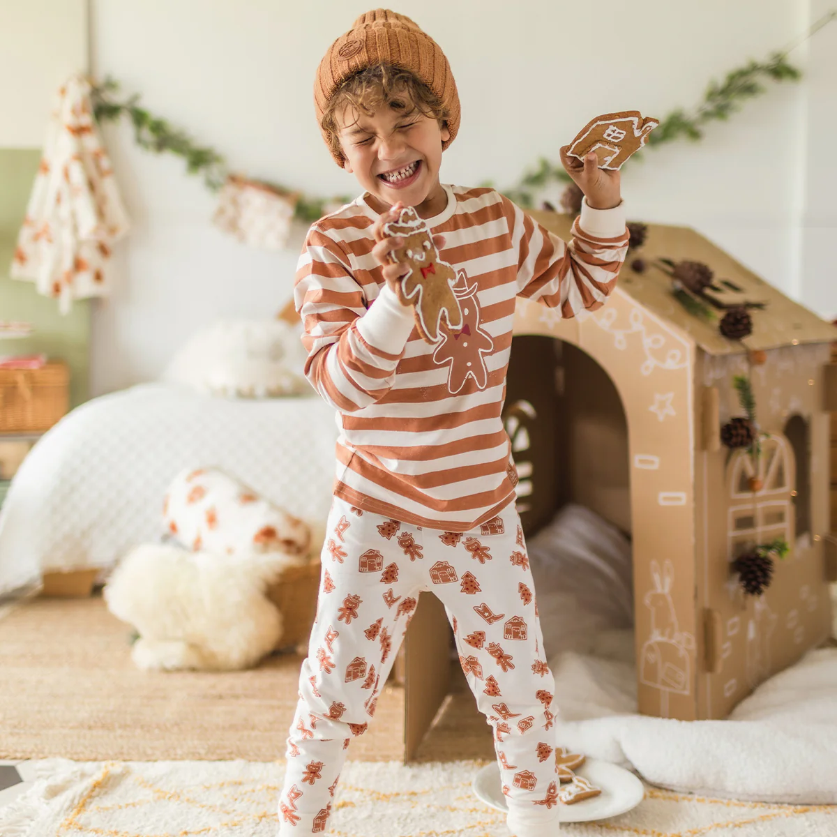 Pyjama deux pièces crème à rayures et motifs pain d’épices, enfant - Image 4