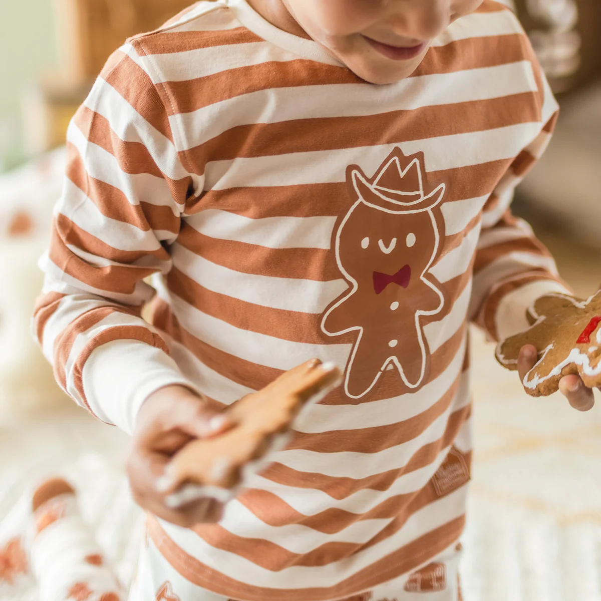 Pyjama deux pièces crème à rayures et motifs pain d’épices, enfant - Image 5