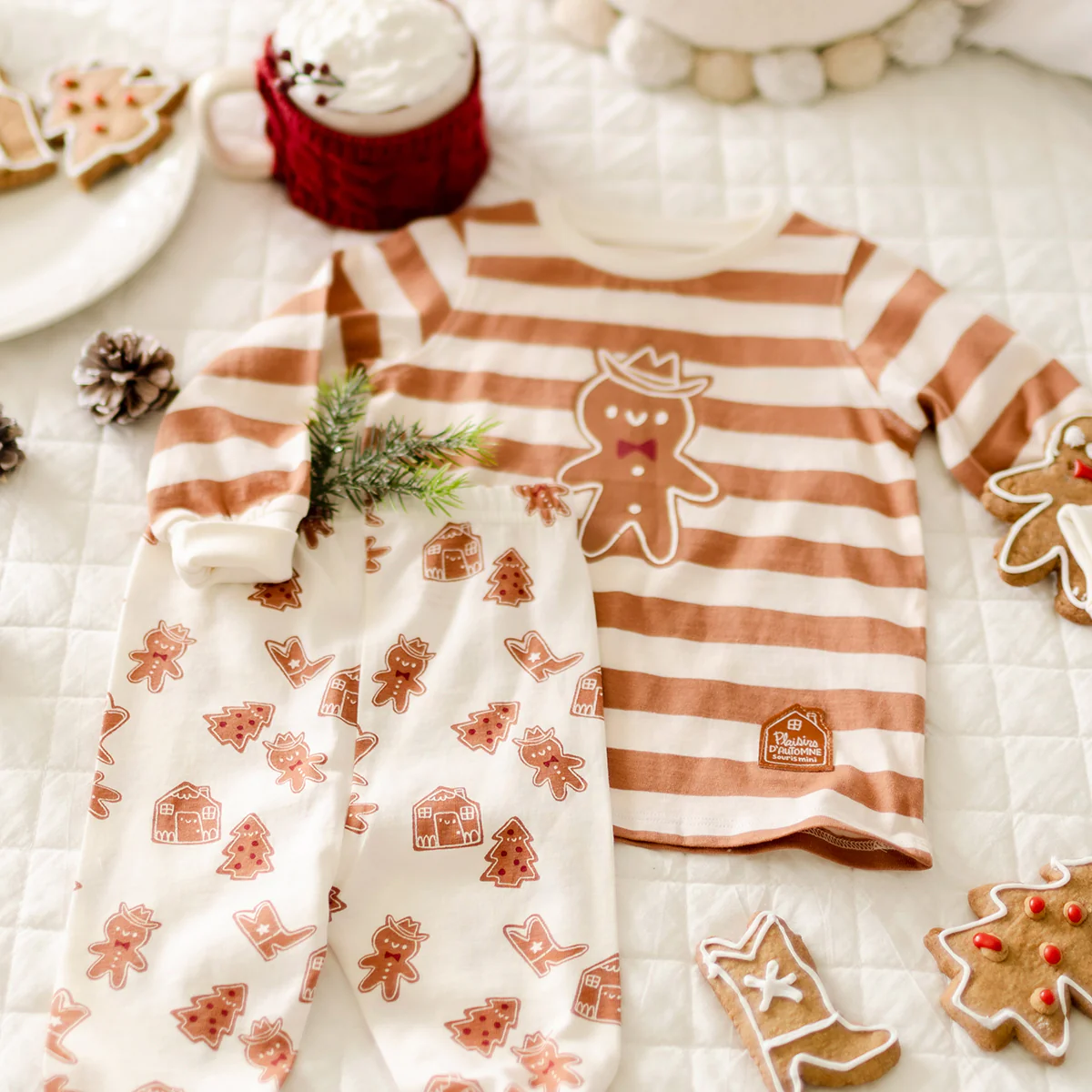 Pyjama deux pièces crème à rayures et motifs pain d’épices, enfant - Image 7