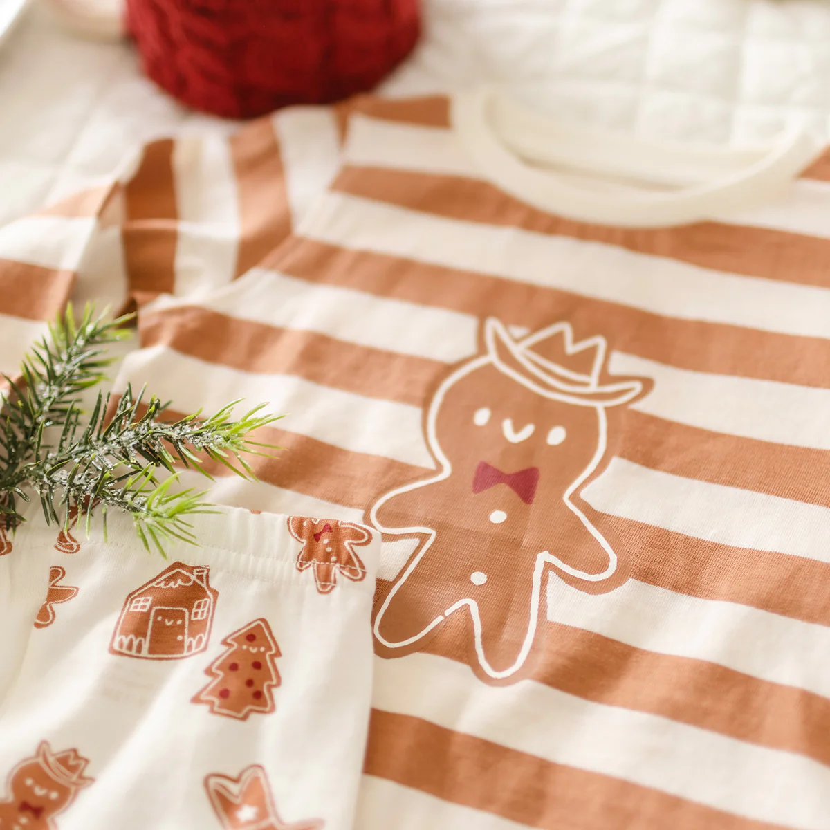 Pyjama deux pièces crème à rayures et motifs pain d’épices, enfant - Image 8