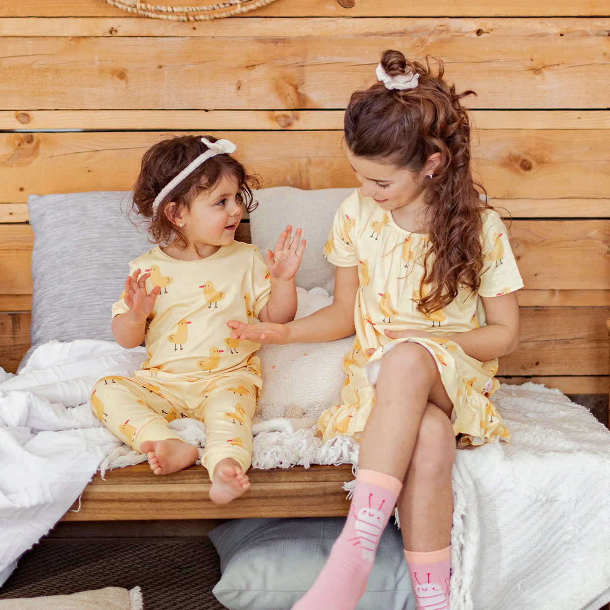 Pyjama deux pièces jaune en jersey extensible à motif de canards, bébé - Image 2