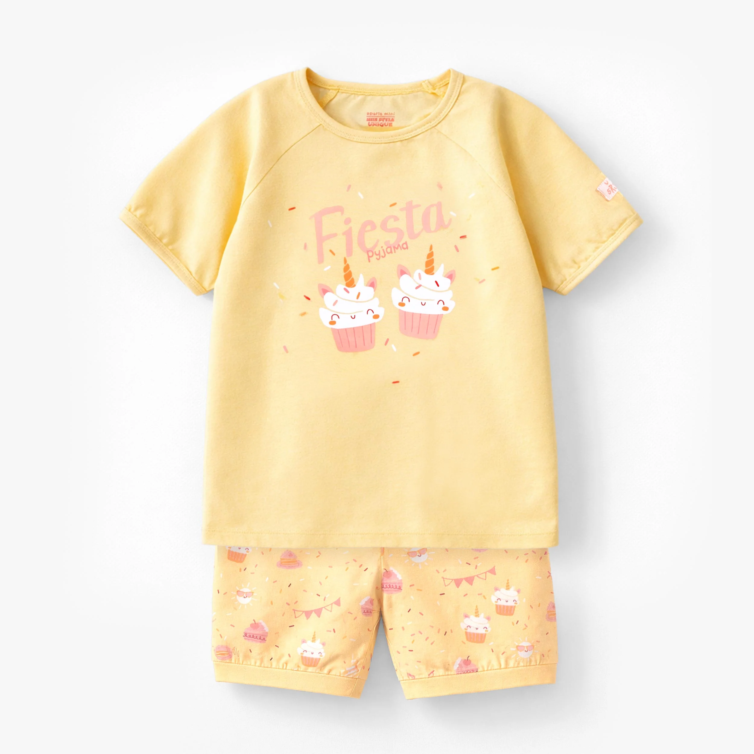 Pyjama deux pièces jaunes à motifs de gâteaux, enfant
