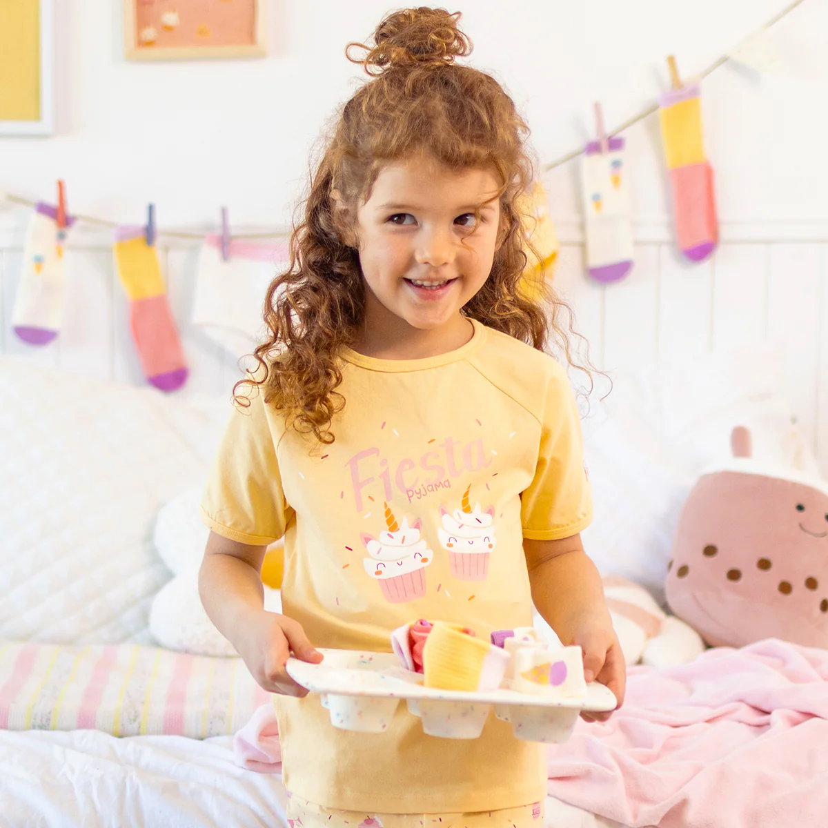 Pyjama deux pièces jaunes à motifs de gâteaux, enfant - Image 2