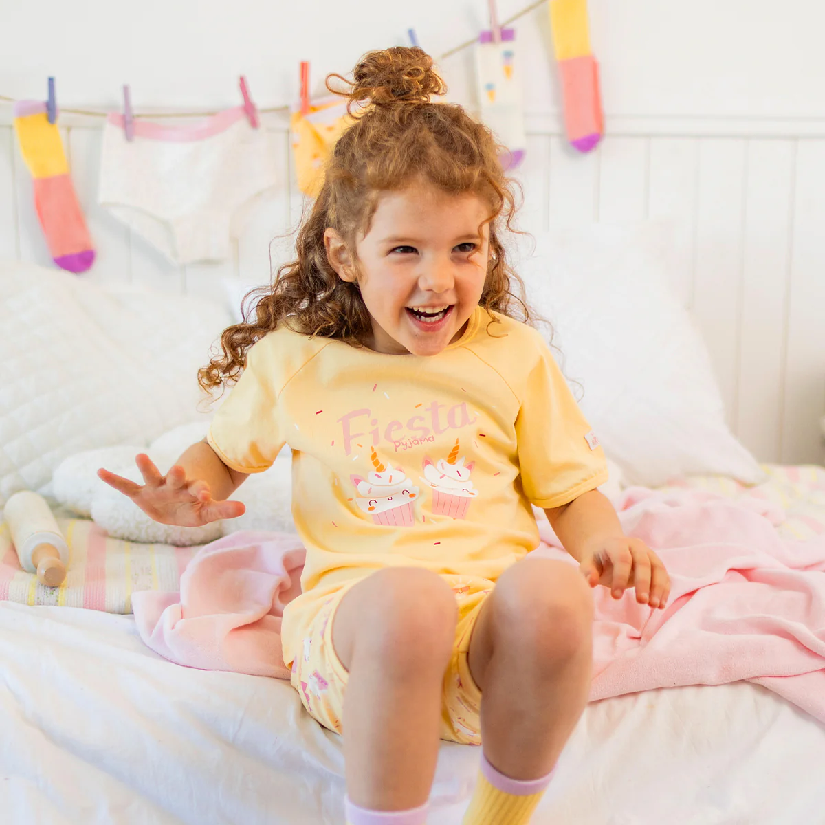 Pyjama deux pièces jaunes à motifs de gâteaux, enfant - Image 3