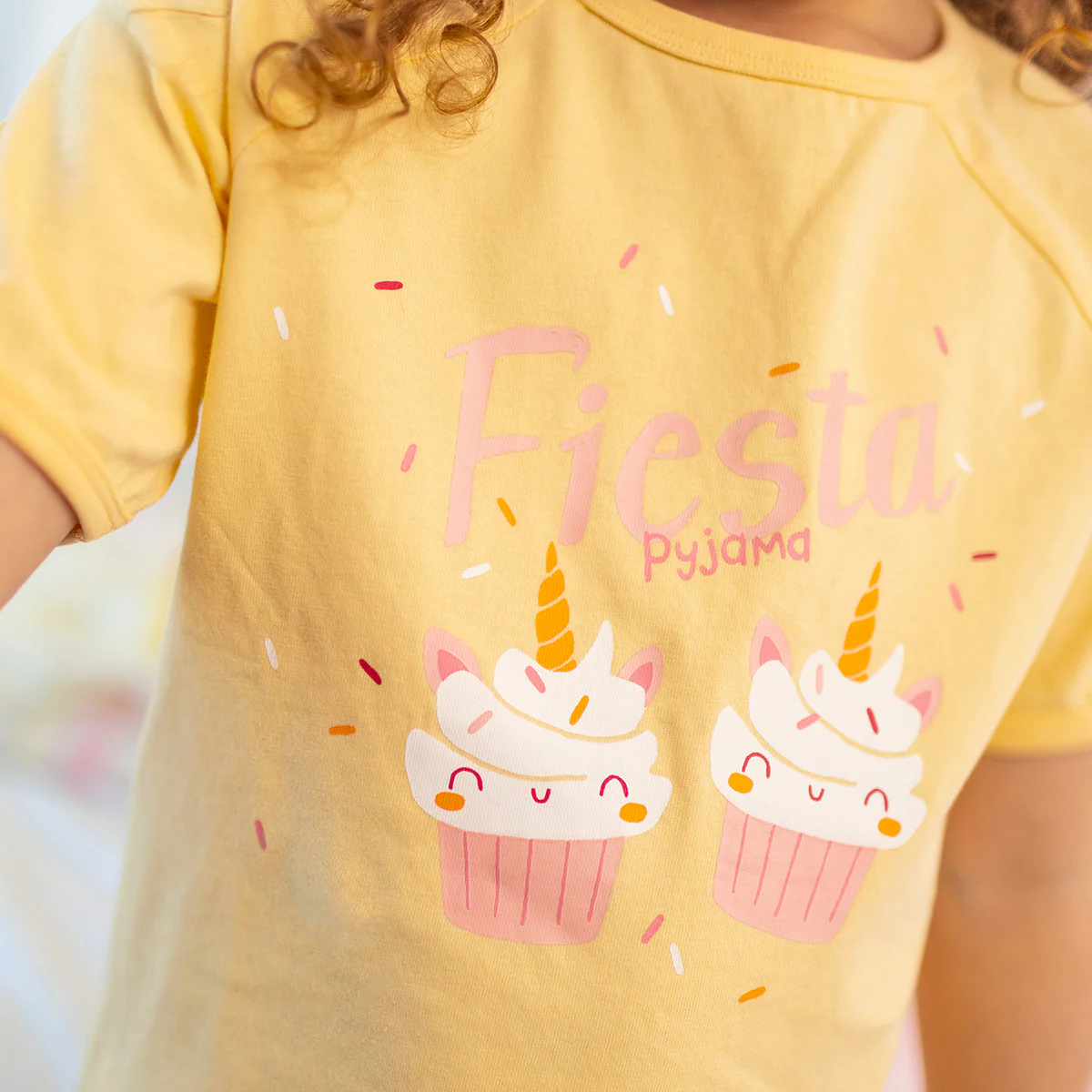 Pyjama deux pièces jaunes à motifs de gâteaux, enfant - Image 5