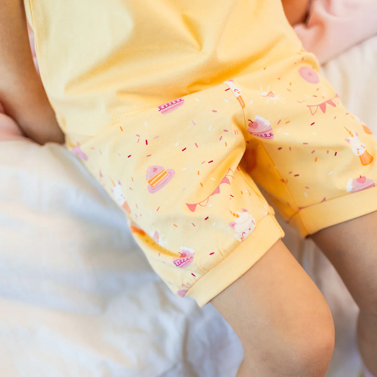 Pyjama deux pièces jaunes à motifs de gâteaux, enfant - Image 6
