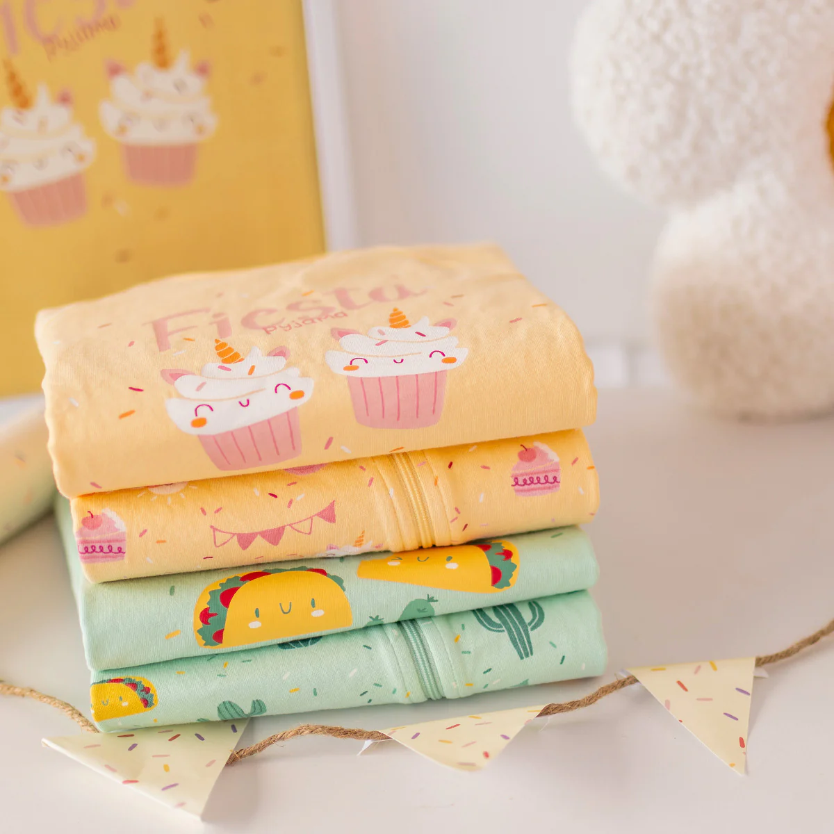 Pyjama deux pièces jaunes à motifs de gâteaux, enfant - Image 9