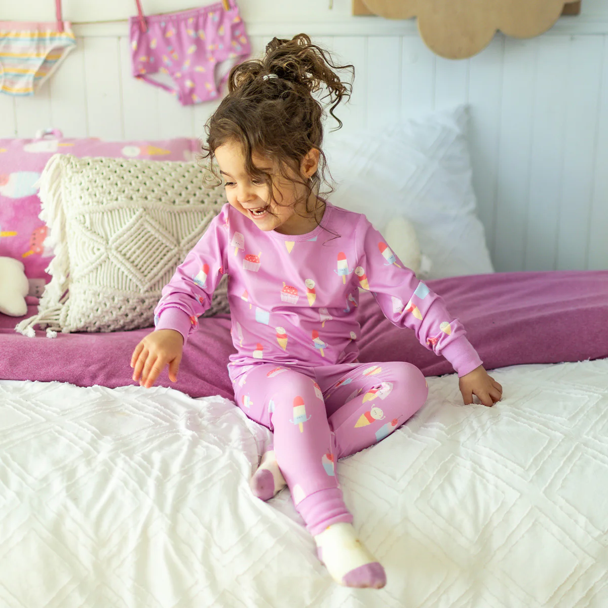 Pyjama deux pièces mauve à motifs de friandises glacées, bébé - Image 2