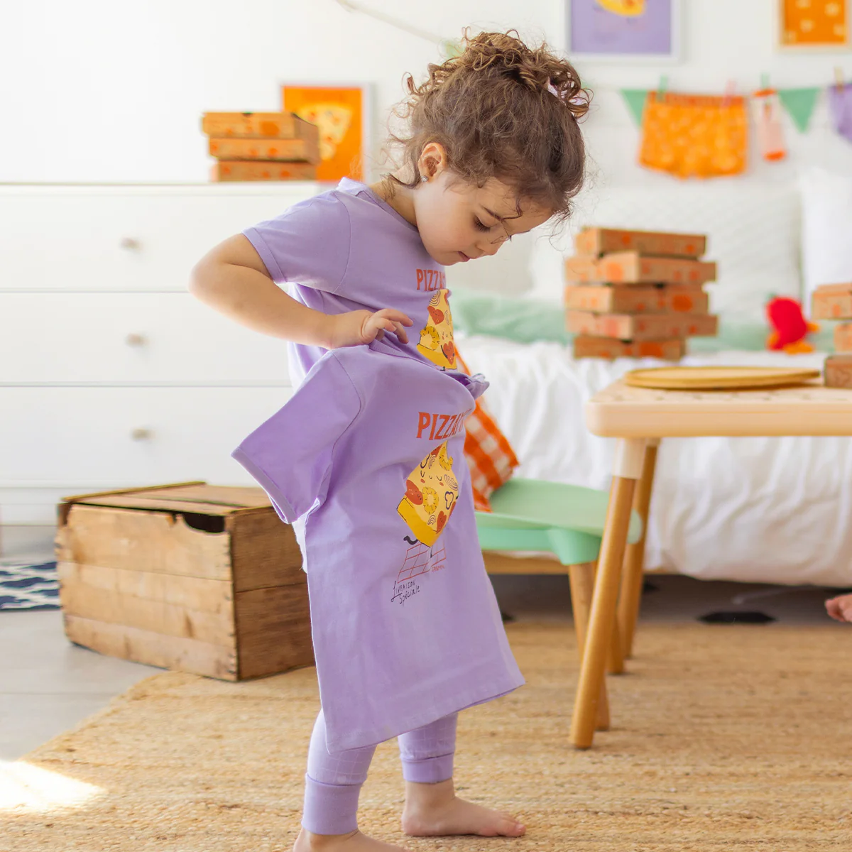 Pyjama deux pièces mauve à motifs de pizzas, bébé - Image 2